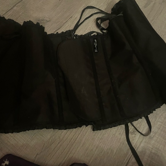 Black Corset || Worn once || Size M || From: Hot Topic - Picture 2 of 3